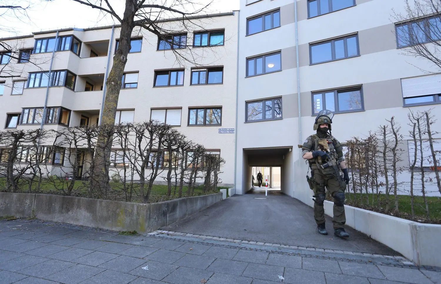In Augsburg hat ein Mann am Dienstag im Uni-Viertel eine Person mit einer Machete angegriffen und verletzt, das SEK war im Einsatz.