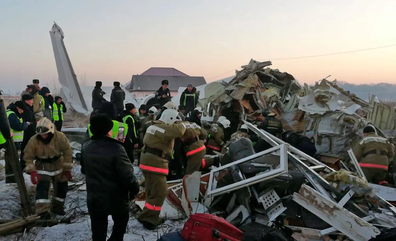Beim Absturz eines Passagierjets der kasachischen Fluggesellschaft Bek Air unmittelbar nach dem Start in Almaty sind mehrere Menschen ums Leben gekommen.