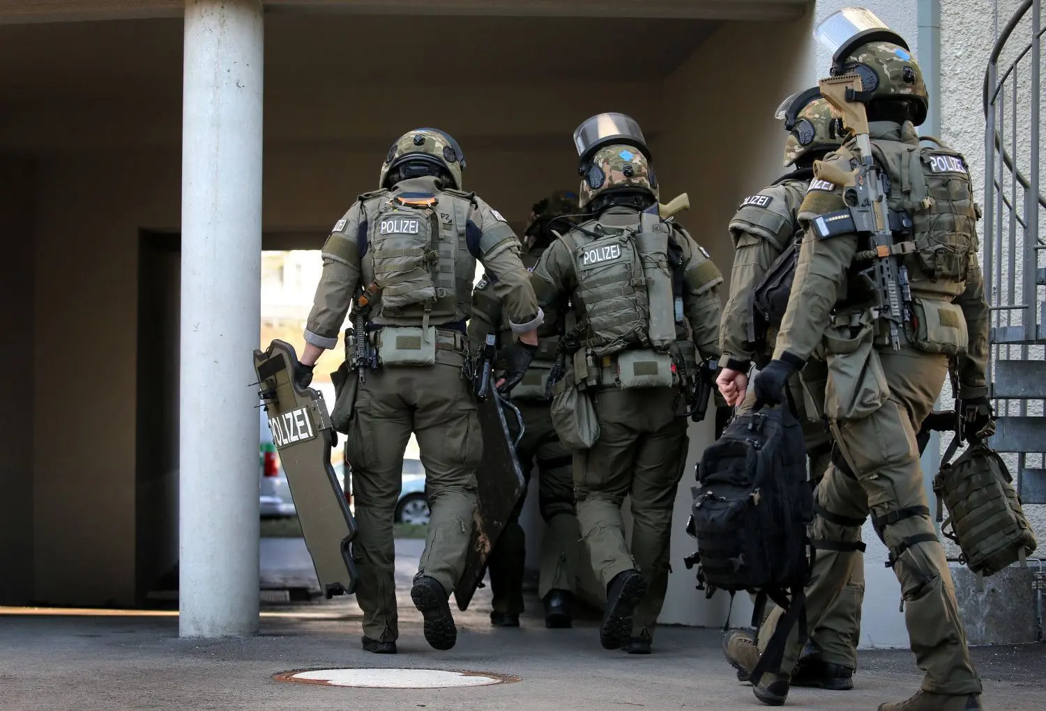 In Augsburg hat ein Mann am Dienstag im Uni-Viertel eine Person mit einer Machete angegriffen und verletzt, das SEK war im Einsatz.