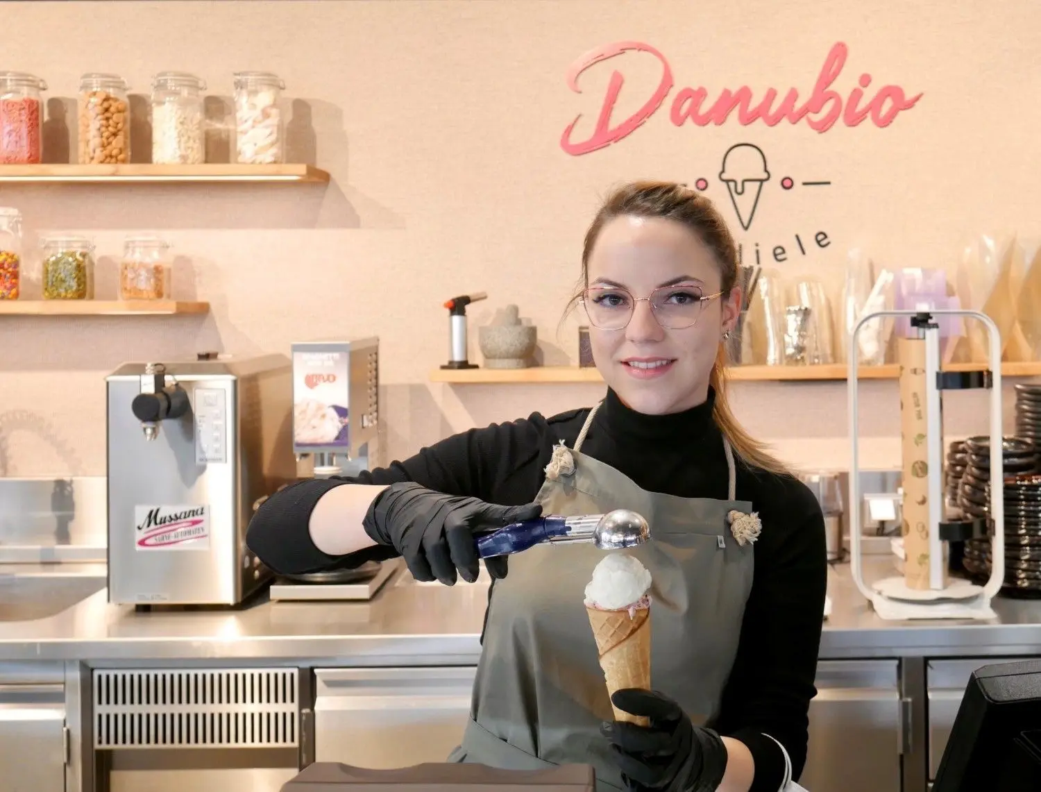 Raluca Mijea tütet in der neuen Eisdiele „Danubio“, also „Donau“, eine Kugel ein. Das Donaubad hat den Gastrobereich unter die eigene Fittiche genommen und umgebaut.