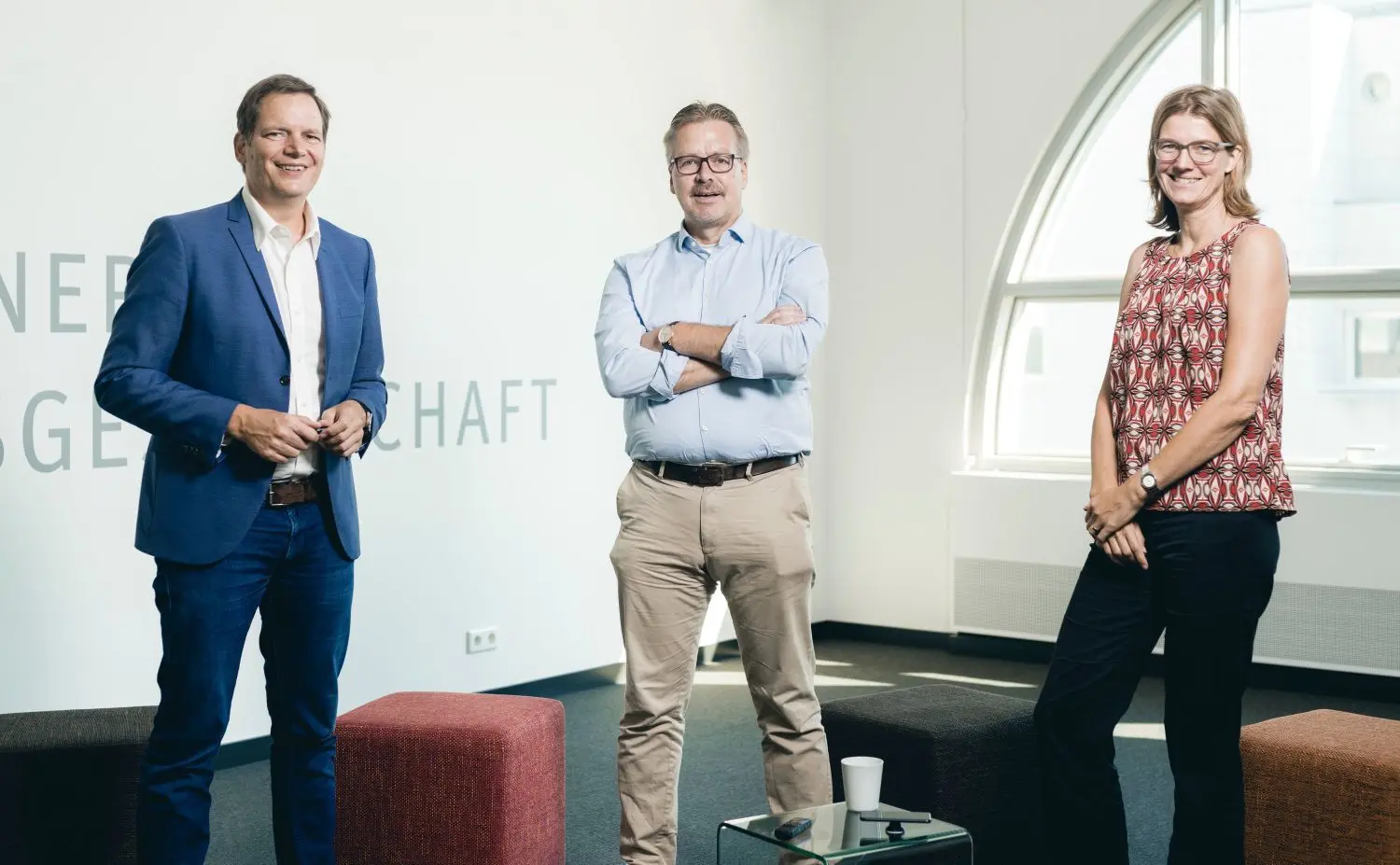 Die Redakteure Ellen Hasenkamp und Guido Bohsem mit Markus Kaim.