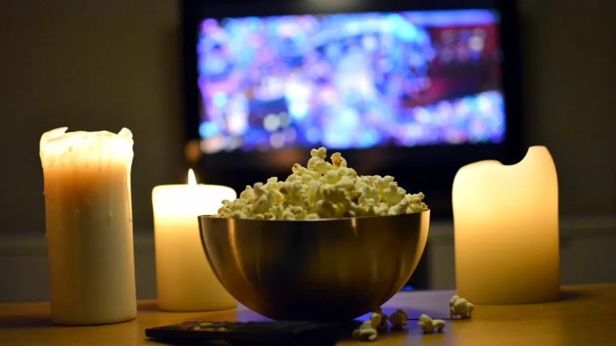 Kerzen, Popcorn und ein schöner Weihnachtsfilm. Welche Filme kann man dieses Jahr bei Netflix, Disney Plus und Co. streamen? (Symbolfoto)
Kerzen und Popkorn stehen in Nähe eines Fernsehgeräts. Auch oder gerade in Krisenzeiten sind Unterhaltungsformate gefragt. Stichwort: Eskapismus. Die kleinen Fluchten vor der Realität. (zu dpa-Korr «Darf ich in Zeiten wie diesen «Let's Dance» gucken?») +++ dpa-Bildfunk +++