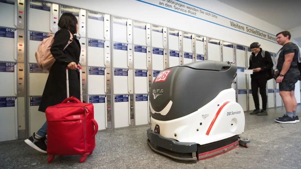 Ein Putzroboter des Herstellers Adlatus Robotics im Einsatz für die Deutsche Bahn. ⇥
Präsentation des Reinigungsroboters "Adlatus" am Ulmer Hauptbahnhof.