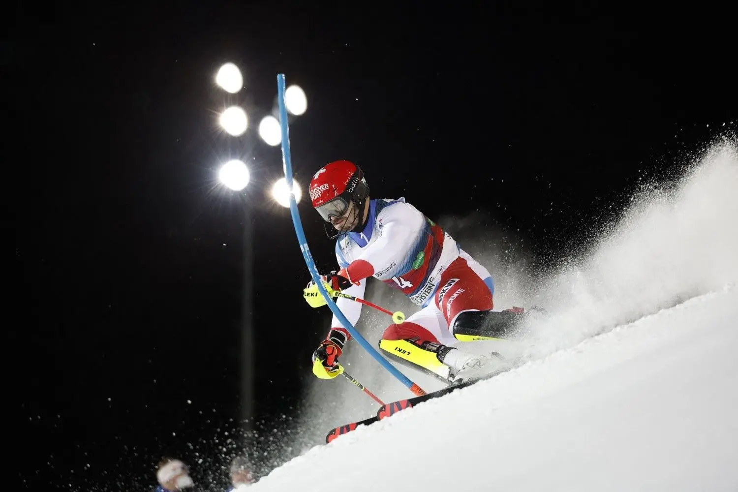 Der Schweizer Loic Meillard im Slalom im Schweinwerferlicht Schladmings: Am heutigen Dienstag, 25.01.2022 findet der Nachtslalom in Schladming statt. Alle Infos rund um Übertragung, Zuschauer und Zeitplan des Nightrace genannten Slaloms bekommt ihr hier.