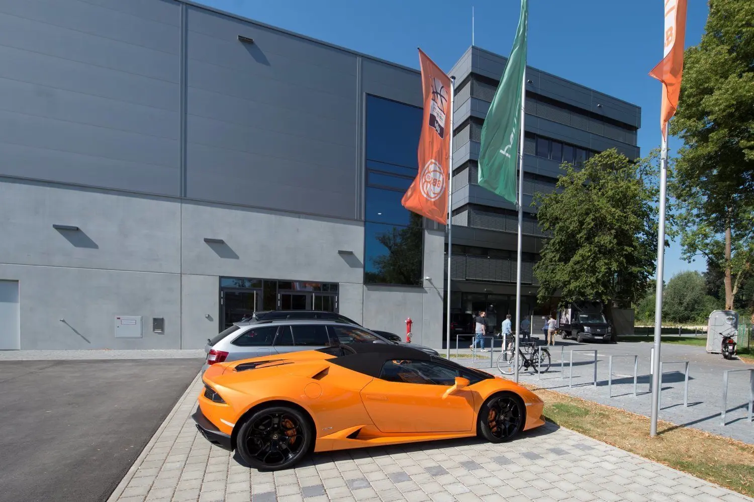 Luxuswagen vor Luxusimmobilie: Der Orange Campus hat insgesamt 23 Millionen Euro gekostet.