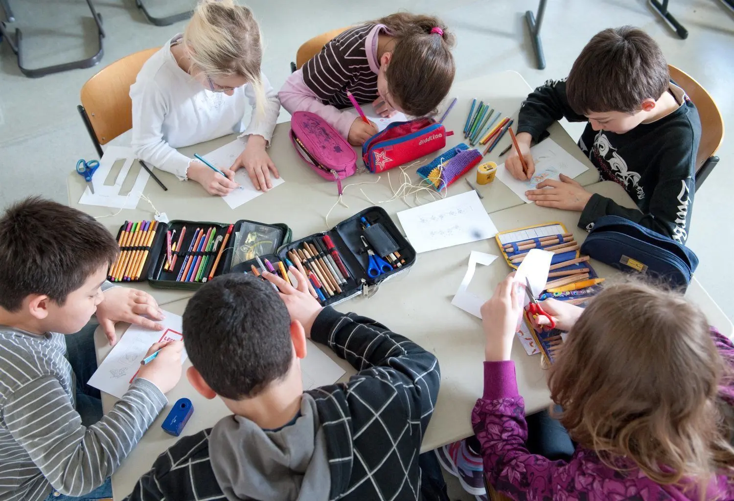 Viele Privatschulen haben alternative Lernkonzepte. Die Kinder werden teilweise fächerübergreifend unterrichtet und arbeiten gemeinsam an Projekten.⇥