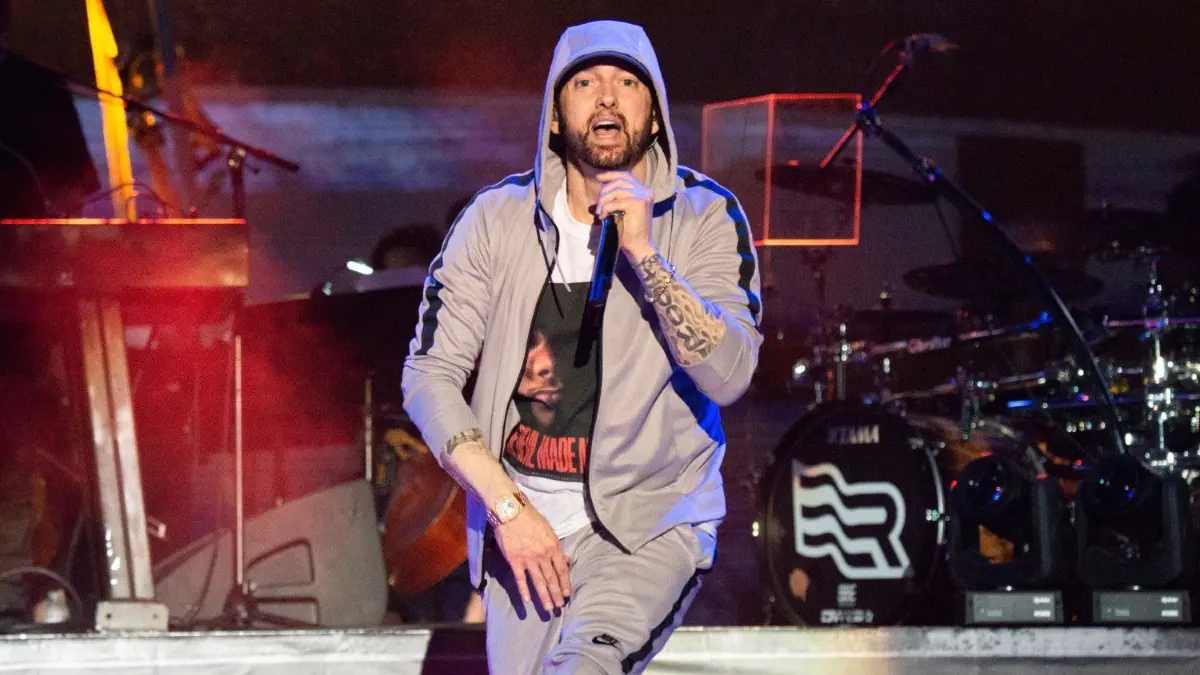 ARCHIV - 09.06.2018, USA, Manchester: Eminem, US-amerikanischer Rapper, tritt beim Bonnaroo Music and Arts Festival auf. Die Band ist in diesem Jahr für die Aufnahme in die «Rock & Roll Hall of Fame» nominiert worden, teilte die «Ruhmeshalle des Rock» in Cleveland im US-Bundesstaat Ohio am 02.02.2022 (Ortszeit) mit. Foto: Amy Harris/Invision/AP/dpa +++ dpa-Bildfunk +++