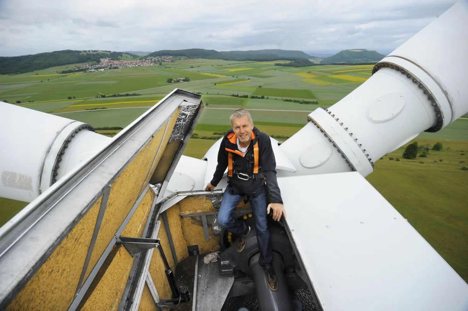 Frank Hummel im Jahr 2011 auf seiner Windkraftanlage. Damals war die Welt für Windkraftbetreiber noch in Ordnung.⇥