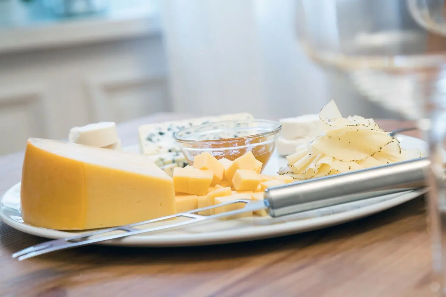 Beim Käse wird der Eiweißgehalt immer eingerechnet, sodass er keinen Wert im Bereich E hat. Der Grund: Käse ist fettreich und hat deswegen eigentlich einen sehr schlechten Nutri-Score, wie Rewe erklärt. Auch auf Wurst prangen zumeist eher schlechte Wertungen.