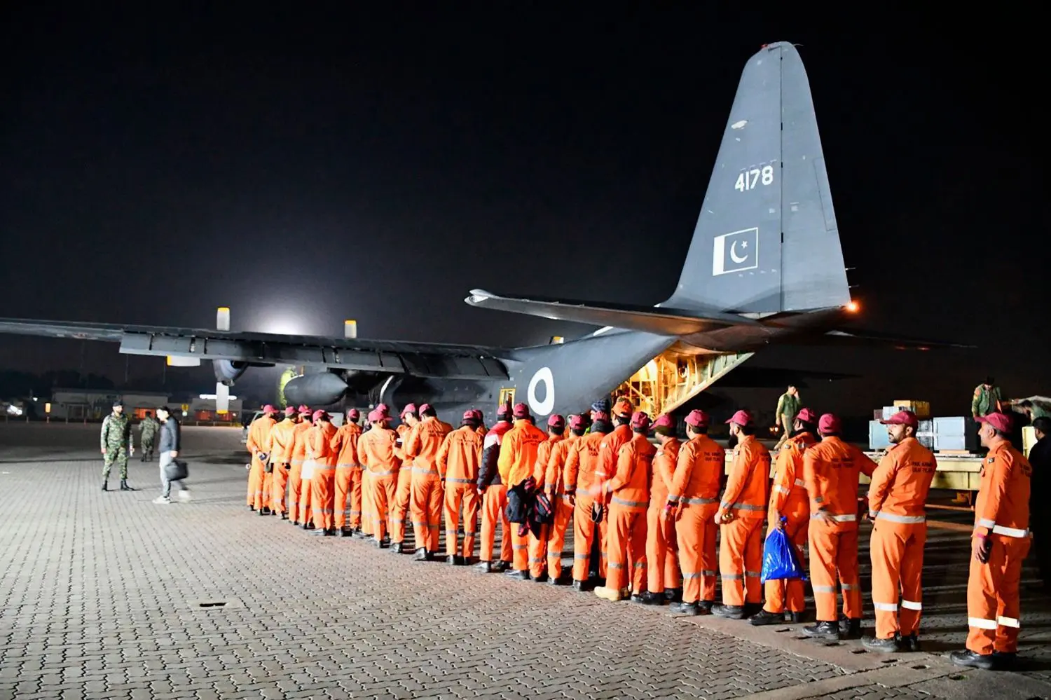 Mitglieder der pakistanischen Armee vor ihrem Abflug in die Türkei. ⇥