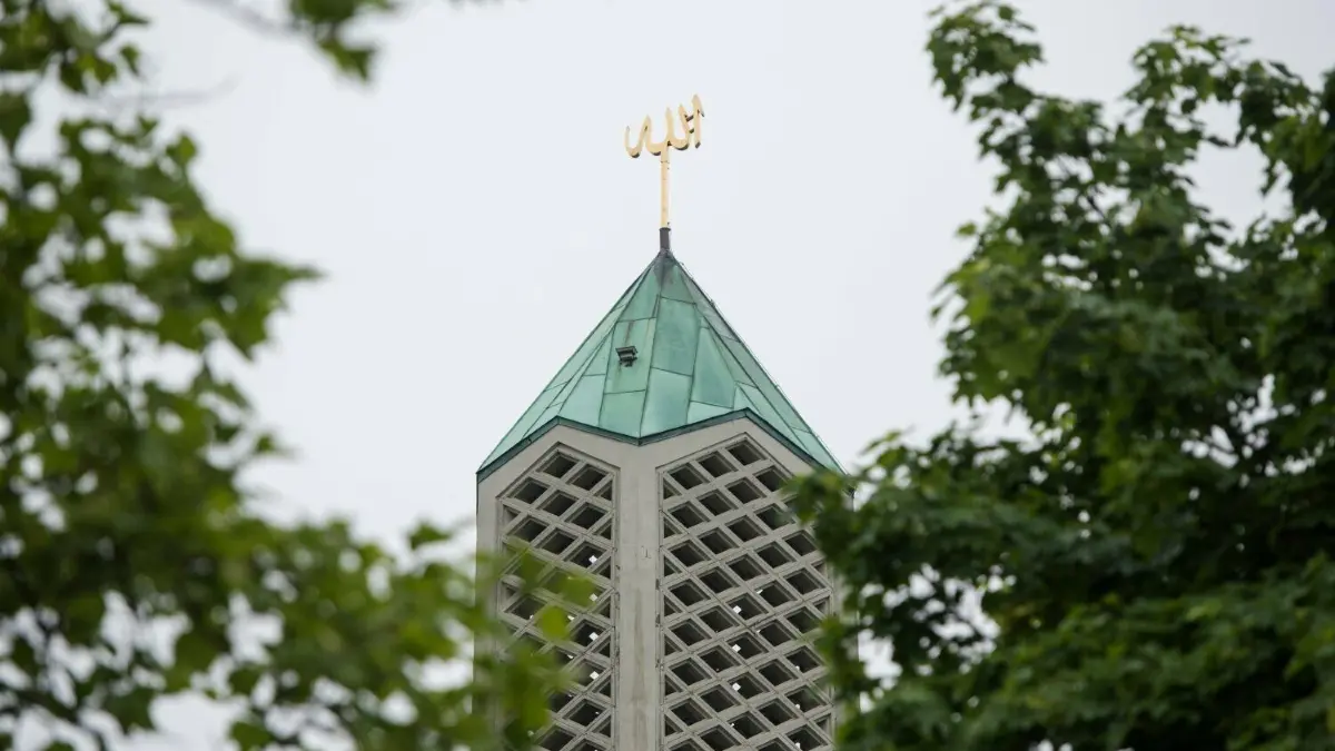 Fastenmonat Ramadan 2023 in Hamburg: Wann sind die Essenszeiten, wann die Gebetszeiten? Alle Infos hier im Kalender.
Der Turm einer neuen Moschee der Al-Nour-Gemeinde mit dem goldenen arabischen Schriftzug für Allah ist am 26.05.2016 in Hamburg-Horn hinter Bäumen zu sehen. Hamburg braucht nach Ansicht der Grünen mehr Moscheen. Foto: Daniel Bockwoldt/dpa (zu dpa "Raus aus dem Hinterhof: Grüne und Muslime wollen Stadtteilmoscheen" vom 29.05.2016) ++ +++ dpa-Bildfunk +++