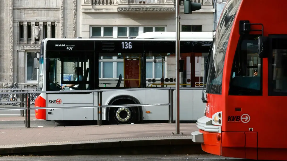 21 Millionen Bürger haben sich ein günstiges Ticket für Bus und Bahn gekauft. Der zuständige Verkehrsminister Volker Wissing (FDP) spricht von einem „fulminanten Erfolg“.
10.07.2022, Nordrhein-Westfalen, Köln: Ein Bus und eine Straßenbahn der Kölner Verkehrsbetriebe (KVB) stehen an der Haltestelle Neumarkt. Gestiegene Corona-Inzidenzen ausgerechnet während der Ferienzeit machen Verkehrsunternehmen in Nordrhein-Westfalen zu schaffen - teils sind Ausfälle bei Bus und Bahn die Folge. Foto: Thomas Banneyer/dpa +++ dpa-Bildfunk +++