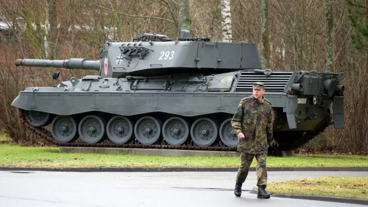 10.01.2012: Ein Soldat läuft auf dem Gelände der Graf-Stauffenberg-Kaserne an einem ausgestellten Kampfpanzer vom Typ Leopard 1 A4 vorbei. Die Bundesregierung hat eine Exportgenehmigung für Kampfpanzer des Typs Leopard 1 in die Ukraine erteilt.
Ein Soldat läuft auf dem Gelände der Graf-Stauffenberg-Kaserne an einem ausgestellten Kampfpanzer vom Typ Leopard 1 A4 vorbei. Die Bundesregierung hat eine Exportgenehmigung für Kampfpanzer des Typs Leopard 1 in die Ukraine erteilt. Das bestätigte Regierungssprecher Steffen Hebestreit am Freitag in Berlin, ohne weitere Einzelheiten zu nennen. Bisher hatte die Bundesregierung nur die Lieferung der moderneren Leopard-2-Panzer aus Bundeswehrbeständen in die Ukraine angekündigt. +++ dpa-Bildfunk +++