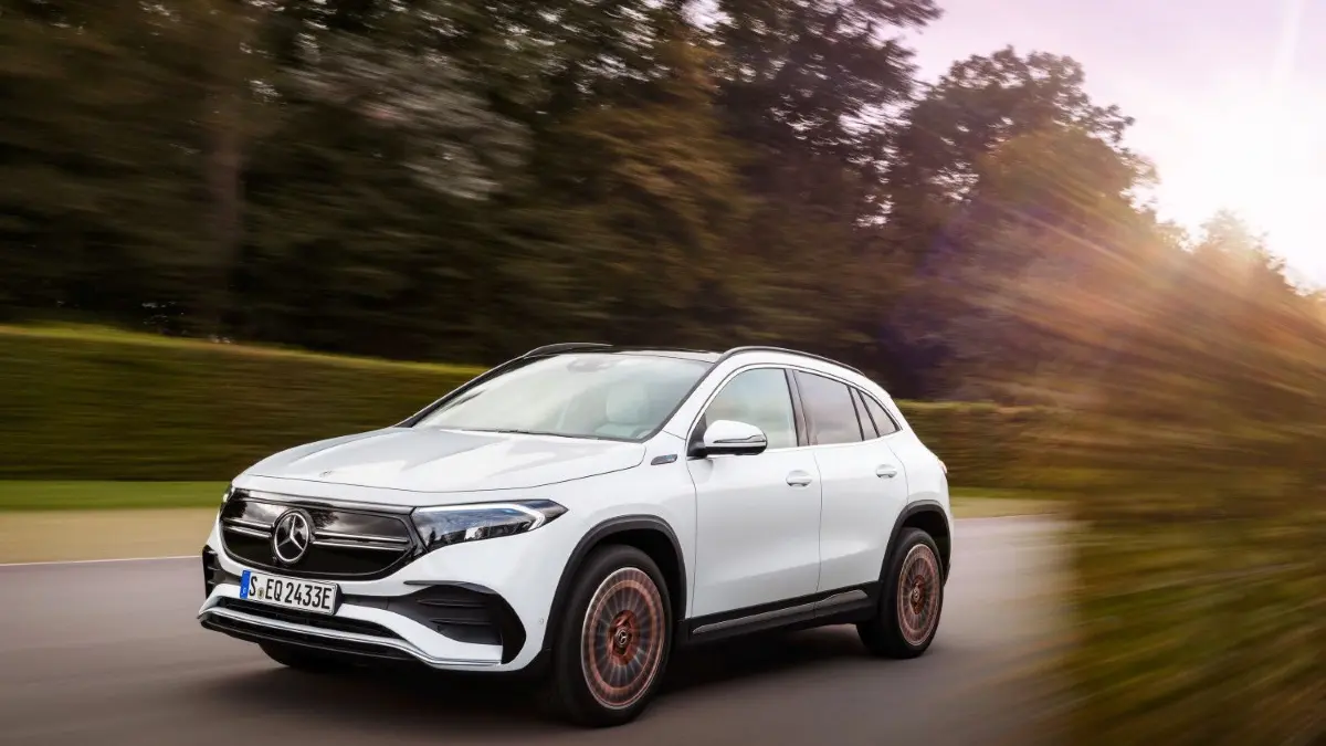 Bei Daimler gibt es mal wieder einen Aufbruch. Das erste kompakte Elektroauto ist da: der EQA.⇥
HANDOUT - Zum Themendienst-Bericht vom 20. Januar 2021: Mehr Stromer im Angebot: Mercedes bietet Autos aus seiner Palette zunehmend auch als reine E-Autos an - so wie künftig das Modell EQA. Foto: Daimler AG/dpa-tmn - ACHTUNG: Nur zur redaktionellen Verwendung im Zusammenhang mit dem genannten Text und nur bei vollständiger Nennung des vorstehenden Credits - Honorarfrei nur für Bezieher des dpa-Themendienstes +++ dpa-Themendienst +++