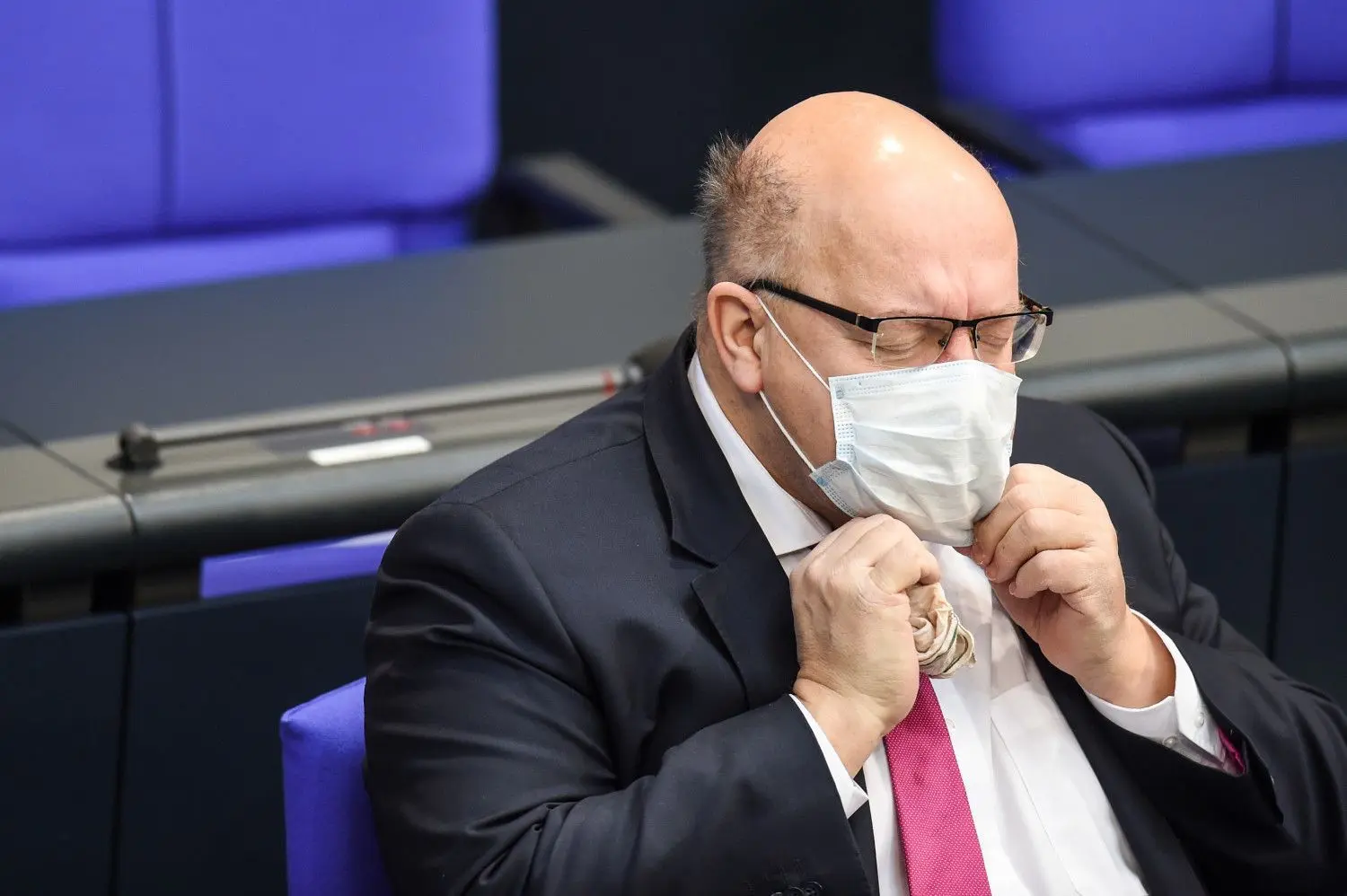 Peter Altmaier (CDU), Bundesminister für Wirtschaft und Energie, hat die Auszahlung der Corona-Hilfen wegen Betrügereien vorerst gestoppt.