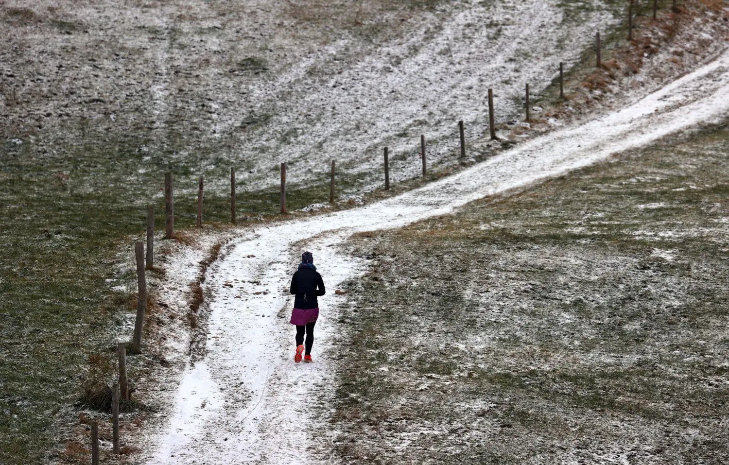 „Im Januar Schnee – im Sommer juchhe!“ Das bisschen weiß, das auf dem Bild noch übrig geblieben ist, wird nicht für einen schönen Sommer 2022 reichen. Aber der Januar kann ja noch fleißig Minusgrade und Schnee liefern.