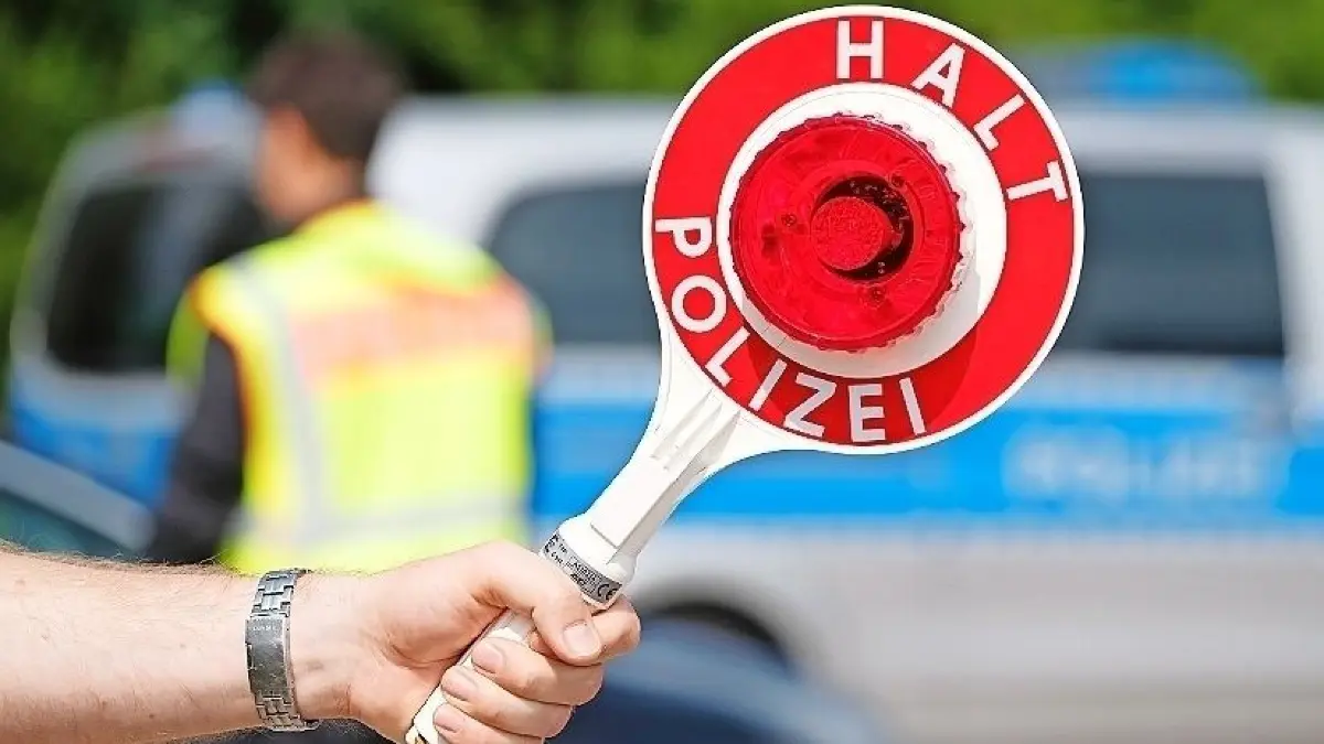 Auf der Autobahn A 72 bei Zwickau führt die sächsische Polizei eine Verkehrskontrolle durch. Das könnte künftig häufiger passieren.