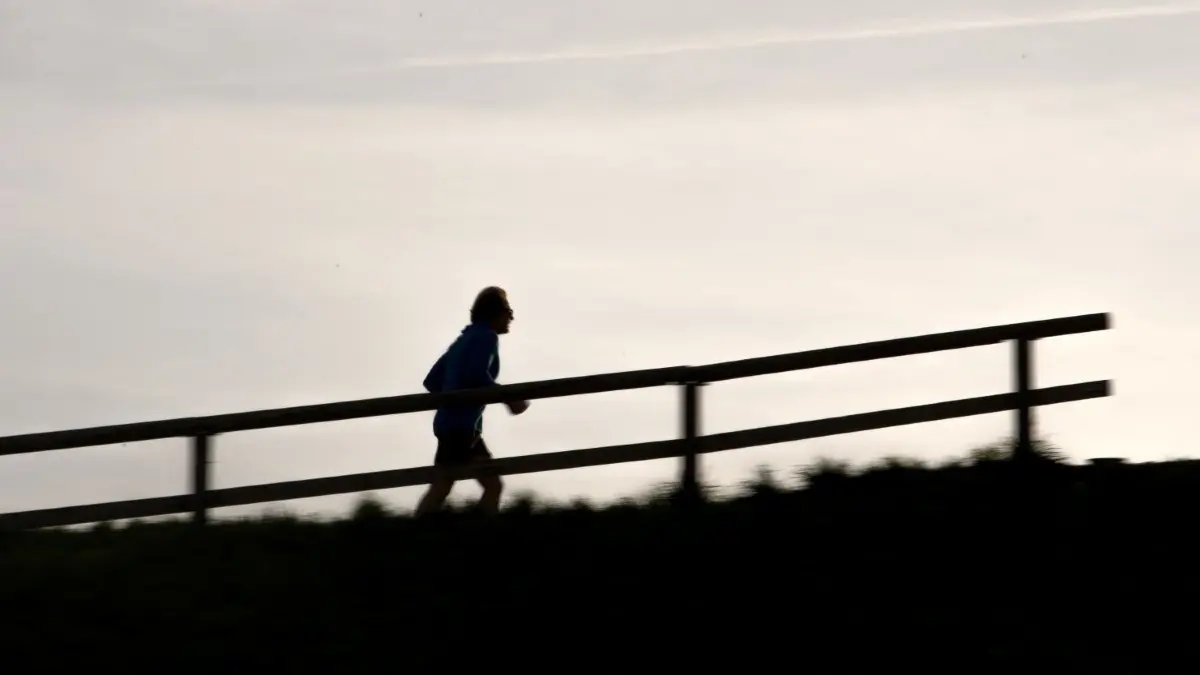 Am 3. November 2021 ist Weltmännertag. Gesundheit, Vorsorge, Bedeutung: Warum gibt es diesen Aktionstag und seit wann?
PRODUKTION - 30.09.2021, Bayern, München: Ein Mann joggt durch den Olympia-Park in München. (zu dpa «Vorstellung des DKV-Reports 2021 »Wie gesund lebt Deutschland?«») Foto: Finn Winkler/dpa +++ dpa-Bildfunk +++