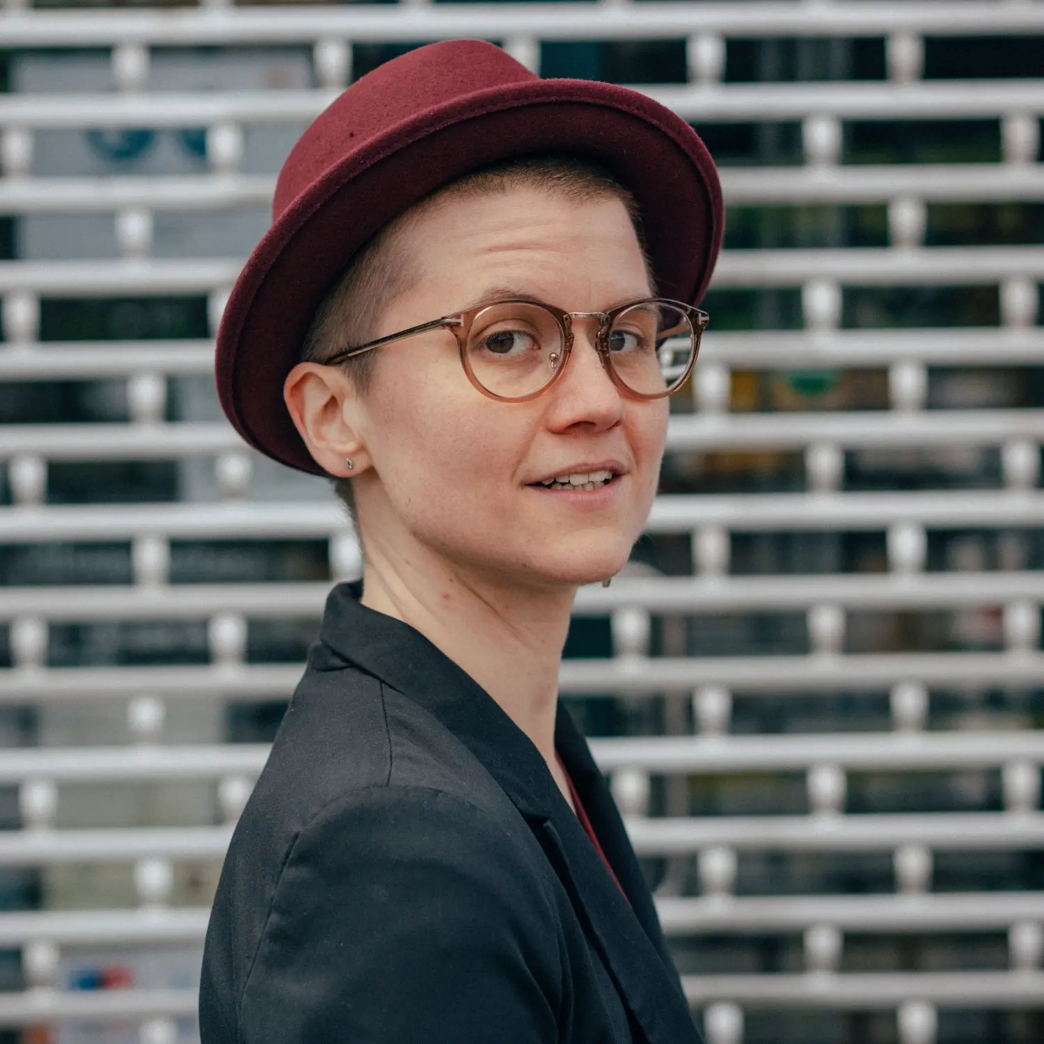 arbeitet als freie Journalistin und Dozentin. Zu ihren Arbeitsschwerpunkten gehören Ökonomiekritik, Psychoanalyse sowie Geschichte und Gegenwart der feministischen Theorie und Praxis.