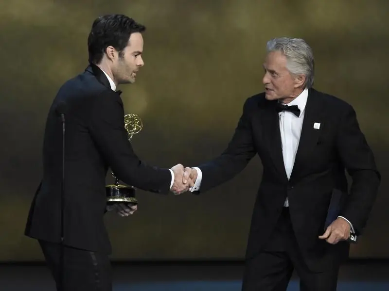 Michael Douglas gratuliert Bill Hader („Barry“), der in der Kategorie„ Bester Hauptdarsteller in einer Comedy-Serie“ ausgezeichnet wurde.