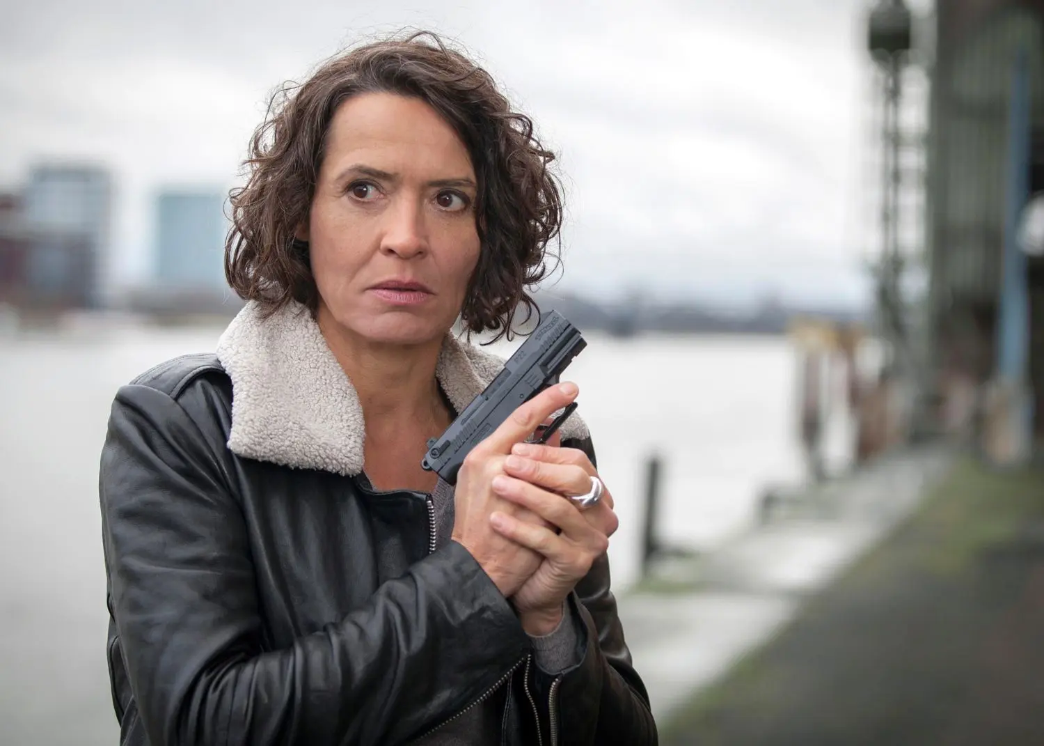 Seit 1989 spielt Ulrike Folkerts die Kommissarin Lena Odenthal in Ludwigshafen. Das ist „Tatort“-Rekord. Zäh und durchtrainiert legt sie sich auch mal mit Männern an.