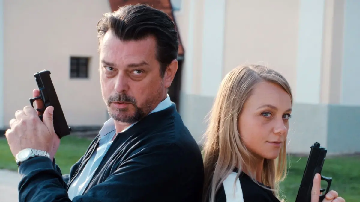 Am 24.09.2022 läuft „Steirerstern“ im Ersten. Handlung, Darsteller und Co. – alle Infos zum Film im Überblick.
ARD Degeto STEIRERSTERN, am Samstag (24.09.22) um 20:15 Uhr und um 02:15 Uhr im Ersten, online first ab Donnerstag (22.09.22) in der ARD MEDIATHEK
Kommissar Bergmann (Hary Prinz) und seine Partnerin Anni (Anna Unterberger) arbeiten gerne zusammen.
© ARD Degeto/Allegro Film/Peter von Haller, honorarfrei - Verwendung gemäß der AGB im engen inhaltlichen, redaktionellen Zusammenhang mit genannter Degeto-Sendung und bei Nennung "Bild: ARD Degeto/Allegro Film/Peter von Haller" (S2+). ARD Degeto/Programmplanung und Presse, Tel: 069/1509-335, degeto-presse@degeto.de