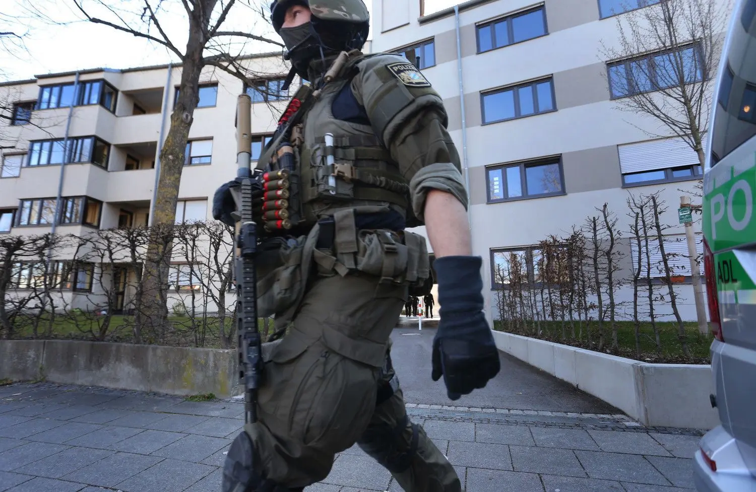 In Augsburg hat ein Mann am Dienstag im Uni-Viertel eine Person mit einer Machete angegriffen und verletzt, das SEK war im Einsatz.
