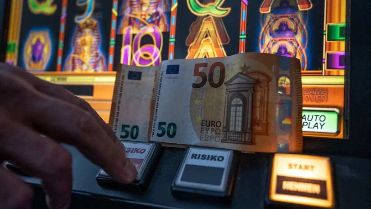 Teures Vergnügen: Zocken am Spielautomaten – zumal, wenn es sich um ein illegal aufgestelltes Gerät handelt.
04.02.2022, Nordrhein-Westfalen, Unna: ILLUSTRATION - Zwei 50 Euro Scheine liegen auf einem Fun-Game-Automat. Eine Feldstudie zu illegalem Glücksspiel warnt vor sogenannten Fun Games. (zu dpa-Korr "Vormarsch durchs Hinterzimmer - Illegale Spielautomaten boomen") Foto: Bernd Thissen/dpa +++ dpa-Bildfunk +++