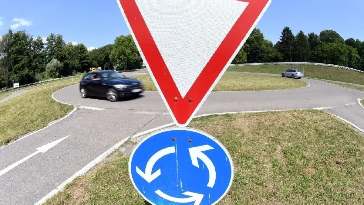 Am späten Freitagabend kam es in Havelsee im Kreisverkehr an der B102 zu einem Unfall.
ARCHIV - Keine Karussellfahrt: Manche Autofahrer frischen ihre Kenntnisse zum Kreisverkehr besser auf. Foto: Uli Deck/dpa/dpa-mag - Honorarfrei nur für Bezieher des Dienstes dpa-Magazin +++ dpa-Magazin +++