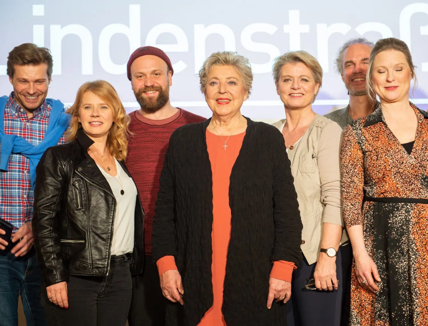 Die langjährigen Darsteller der „Lindenstraße“ (von links): Felix Maximilian, Jacqueline Svilarov, Moritz A. Sachs, Marie-Luise Marjan, Andrea Spatzek, Moritz Zielke und Sybille Waury.
