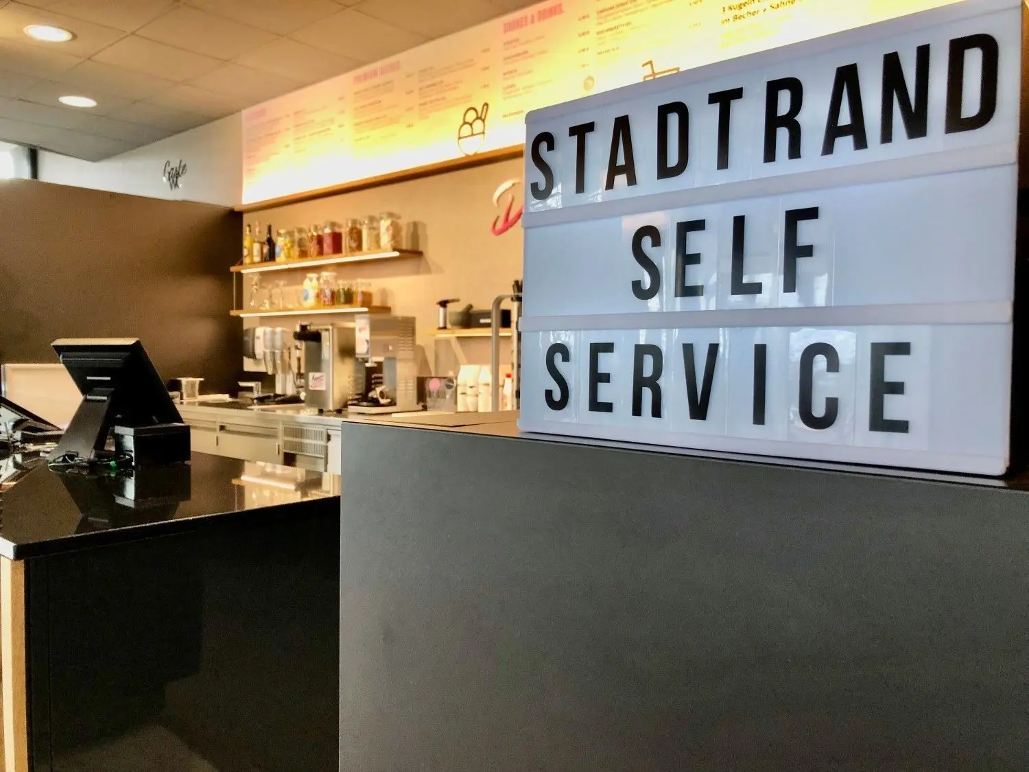 „Stadtrand“ heißt der neue Bistro-Bereich im Donaubad. Er ist von außen zugängig, also unabhängig etwa von einem Badbesuch.