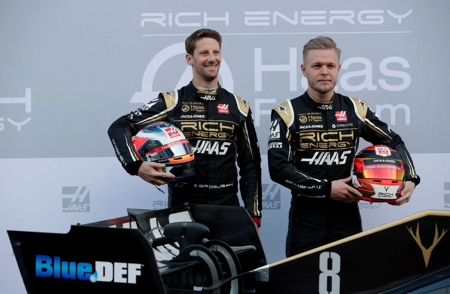 Romain Grosjean (links), hier mit Teamkollege Kevin Magnussen, überstand den Unfall leicht verletzt.