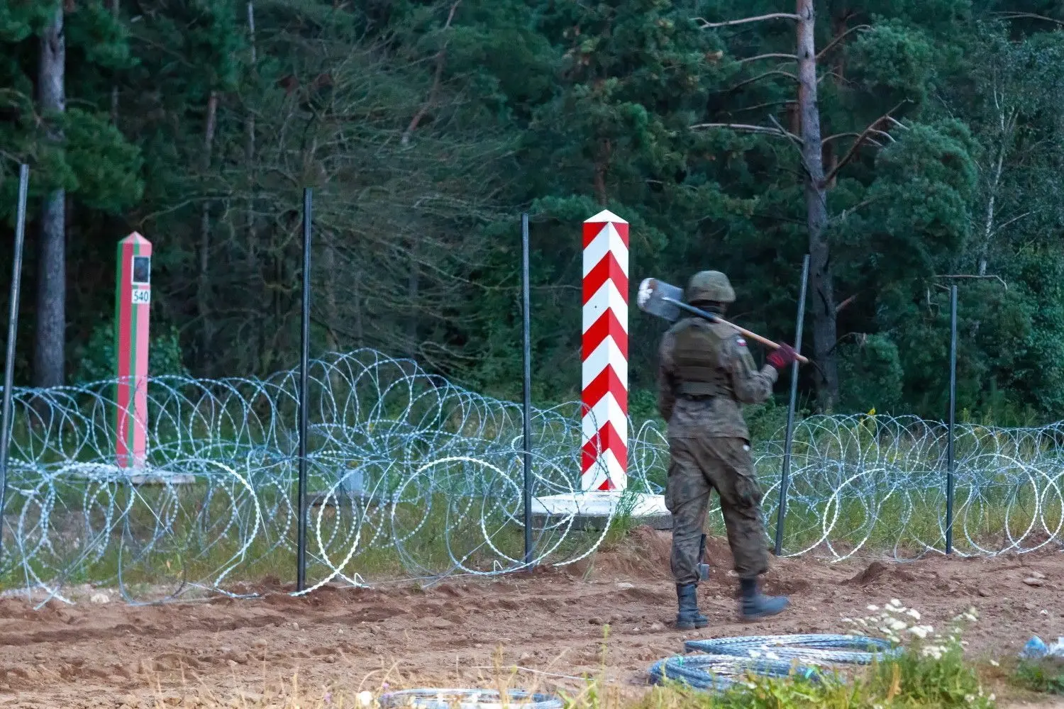 2,5 Meter hoch, 180 Kilometer lang - so soll der Zaun zwischen Polen und Belarus aussehen. Bringen Sanktionen gegen Diktator Alexander Lukaschenko etwas?