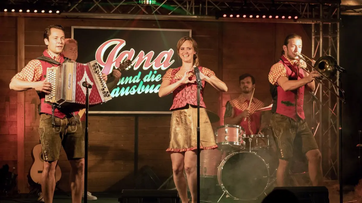 Jana Skoff hat mit ihrer Band „Jana & die Lausbuam“ zahlreiche Auftritte.
ARD Degeto STEIRERSTERN, am Samstag (24.09.22) um 20:15 Uhr und um 02:15 Uhr im Ersten, online first ab Donnerstag (22.09.22) in der ARD MEDIATHEK
Das Volksmusiktrios „Jana & die Lausbuam“: Jana Skoff (Emily Cox, Mitte), Dominik Wachter (Daniel Langbein, l.) und Hubert Skoff (Stefan Gorski, re.).
© ARD Degeto/Allegro Film/Stefan Haring, honorarfrei - Verwendung gemäß der AGB im engen inhaltlichen, redaktionellen Zusammenhang mit genannter Degeto-Sendung und bei Nennung "Bild: ARD Degeto/Allegro Film/Stefan Haring" (S2+). ARD Degeto/Programmplanung und Presse, Tel: 069/1509-335, degeto-presse@degeto.de