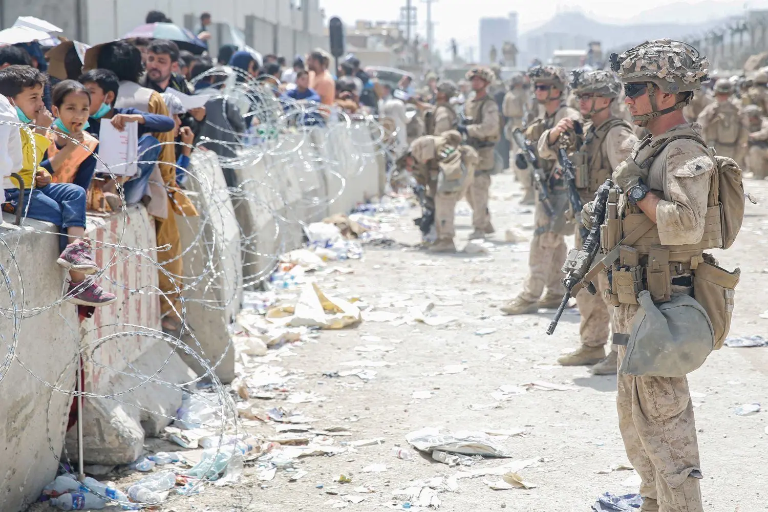 US-Soldaten sicherten den Flughafen in Kabul: Zeitweise warteten 20 000 Menschen auf Einlass.⇥
