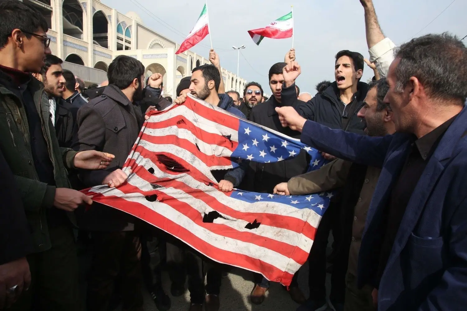 Iraner verbrennen in Teheran eine US-Flagge. ⇥