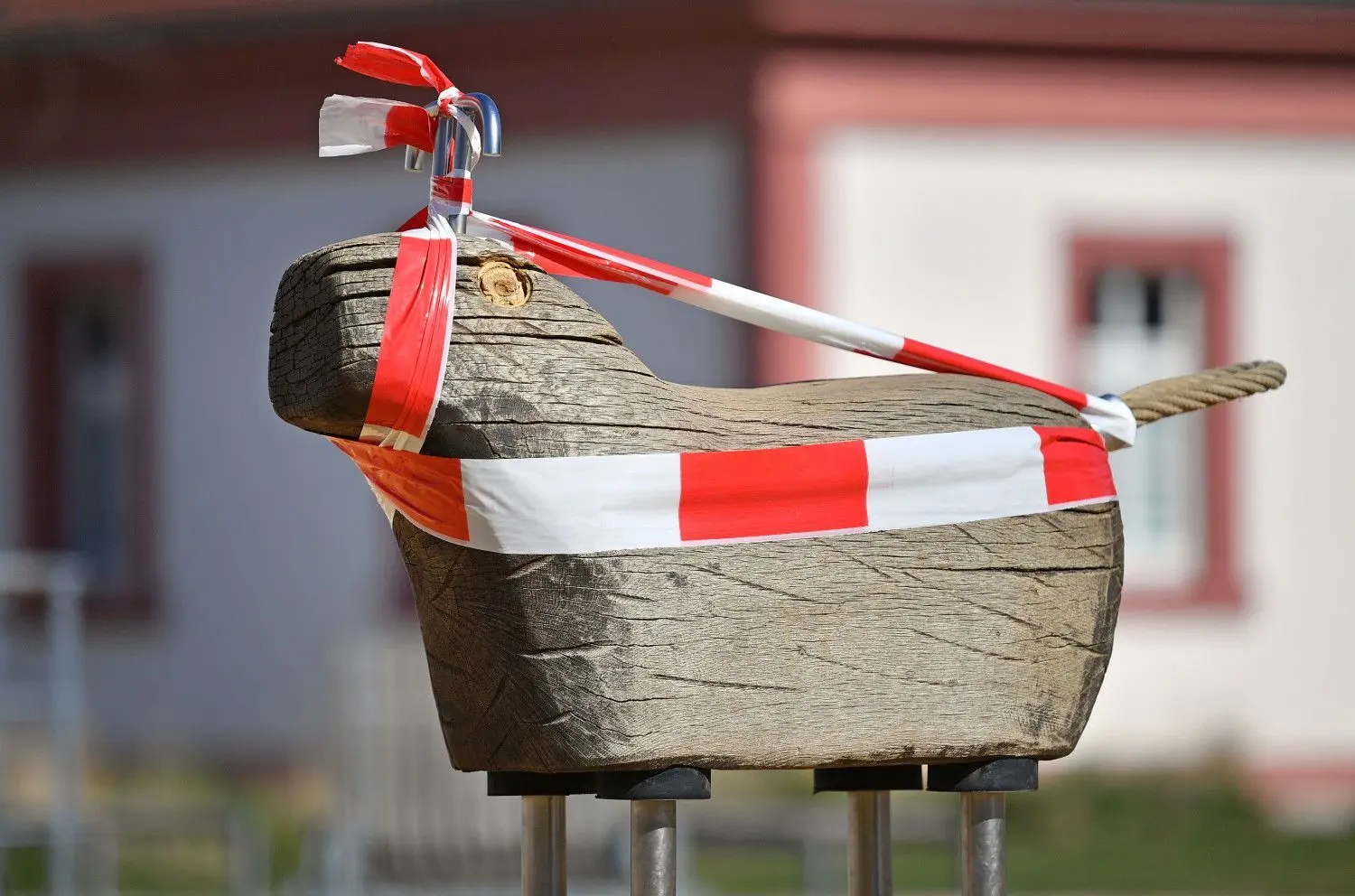 Verstrickt in die Regeln des Shutdown: Geschlossener Spielplatz in Erfurt.⇥