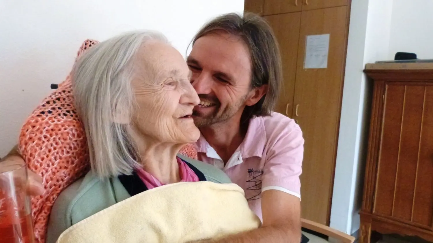 „Sie haben sie umgebracht“: Achim Rückert, hier mit seiner Mutter, erhebt schwere Vorwürfe gegen das Pflegepersonal und die Heimbetreiberin. ⇥