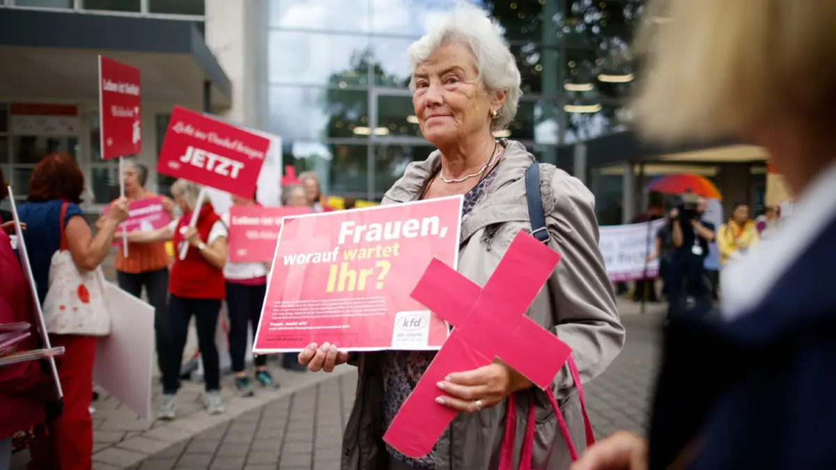 Protest der Katholische Frauengemeinschaft Deutschlands vor der Tagung des katholischen Reformprozesses Synodaler Weg in Frankfurt am Main.
Vertreterinnen der Katholische Frauengemeinschaft Deutschlands (kfd) protestieren am Donnerstag (08.09.2022) vor dem Auftakt der vierten Tagung des katholischen Reformprozesses Synodaler Weg in Frankfurt am Main. Bis Samstag beraten mehr als 200 ehrenamtliche Laien, Mitarbeiter der katholischen Kirche, Priester und Bischoefe ueber Reformvorschlaege, die der Kirche aus der Vertrauenskrise helfen sollen. (Siehe epd-Meldung vom 09.09.2022)