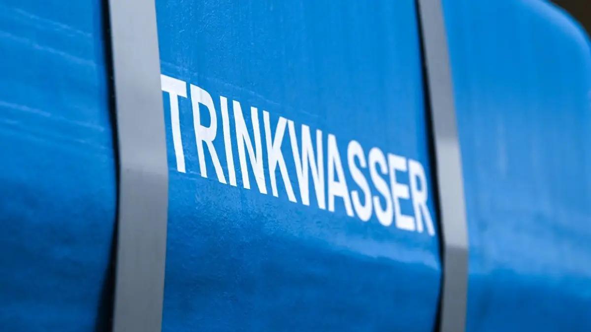 Wie steht es um das Trinkwasser in Deutschland? Ist hier auch das Jahrhundertgift PFAS zu finden?
Aufschrift Trinkwasser am Notfalltank. Zusammen mit dem Landkreis Saalekreis wurde bei einer Notfallübung die Funktionsweise des mit 10000 Liter Trinkwasser gefüllten Tankwagens getestet. Krankenhäuser und Pflegeheime zählen zur sensiblen Infrastruktur, die im Notfall durch diesen mobilen Tank mit Trinkwasser versorgt werden können. Dazu wird das Trinkwasser über einen Schlauch direkt in das Hauswassernetz eingespeist. +++ dpa-Bildfunk +++