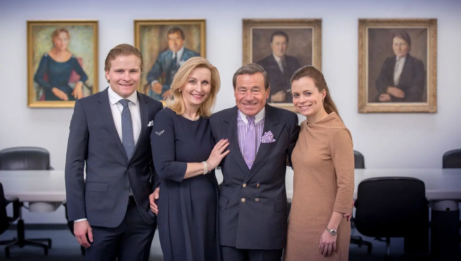 Die Familie Grupp: Wolfgang junior (v. l.), Elisabeth, Wolfgang und  Bonita Grupp. Im Hintergrund rechts hängen die Gemälde der Firmengründer Josef und Katharina Mayer.⇥