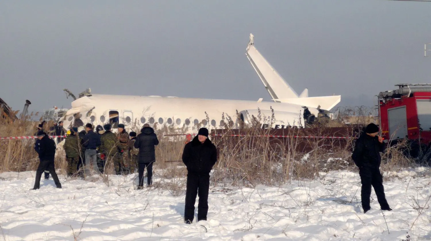 Beim Absturz eines Passagierjets der kasachischen Fluggesellschaft Bek Air unmittelbar nach dem Start in Almaty sind mehrere Menschen ums Leben gekommen.