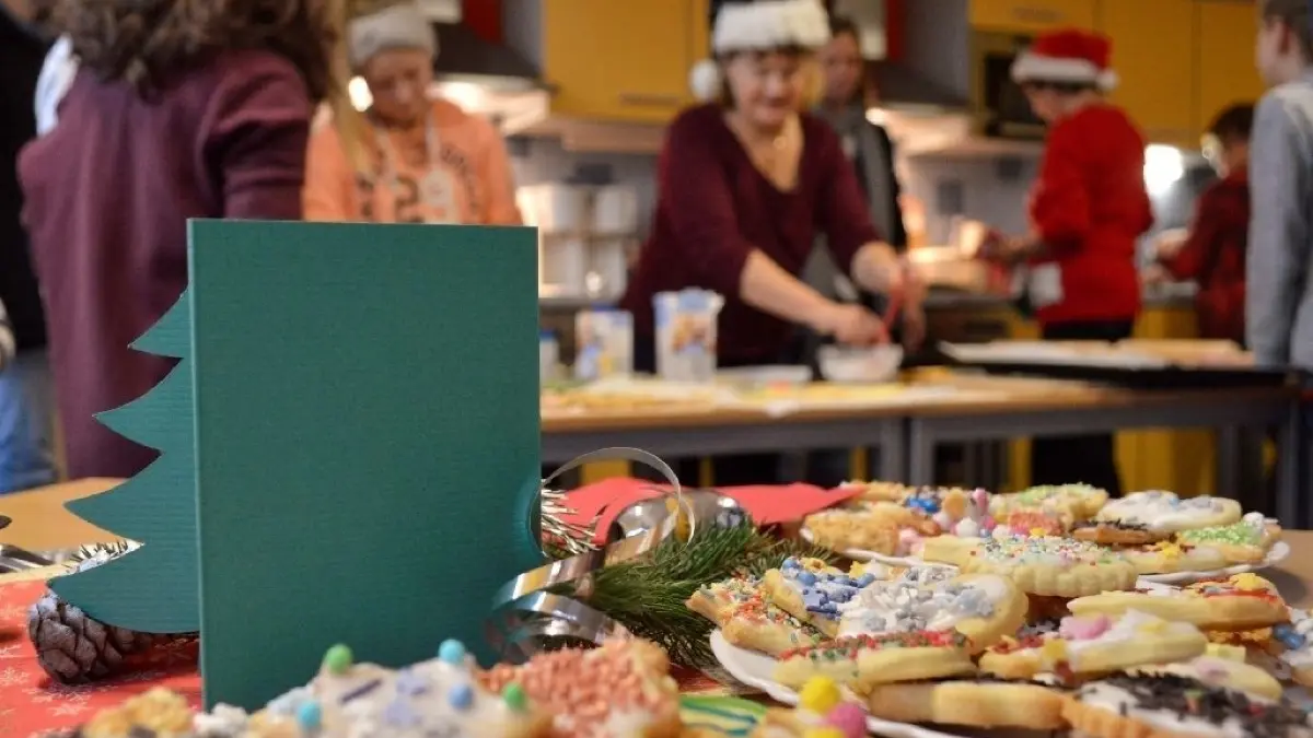 Wer an Heiligabend nicht allein ein möchte, ist im Café Miteinander herzlich Willkommen.
Auf den Fluren des Veltener Bürgerhauses verbreitete sich am Donnerstagnachmittag (5.12.19) weihnachtlicher Duft: Denn die Nutzer der Begegnungsstätte hatten zum gemeinsamen Plätzchen backen und anschließendem Naschen bei Kaffee und Kakao eingeladen.
So verwandelte sich das Kochstudio des Bürgerhauses unter der Mitwirkung des Jugendtreffs „Oase“, verschiedener Seniorengruppen, des Quartiersmanagements und weiterer Nutzer in ein Advents-Café mit Plätzchen-Bäckerei. Beim gemeinsamen Teig ausrollen, Formen ausstechen und Verzieren kamen die unterschiedlichen Akteure sogleich miteinander ins Gespräch. Man ließ das zu Ende gehende Jahr Revue passieren und blickte auf die Vorhaben für 2020.
Keks , Kekse , Plätzchen backen , Weihnachtsbäckerei , Advent , Weihnacht , Weihnachten , weihnachtlich , Weihnachtskarte , Weihnachtsplätzchen , Gebäck , Nikolausmütze , Plätzchenteller , Schokostreusel , Dekostreusel , Zuckerstreusel , ausstechen , backen ,
Foto: Stadt Velten