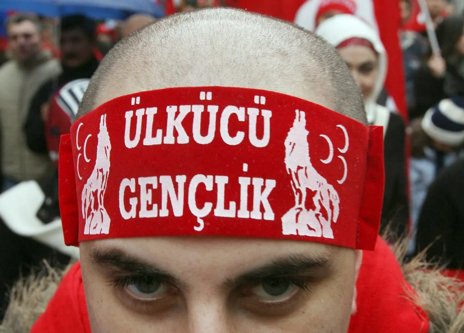 Grauer Wolf:  Idealistische Jugend steht auf dem Stirnband. Für die „Ülkücüler“ zählen nur Türken. ⇥