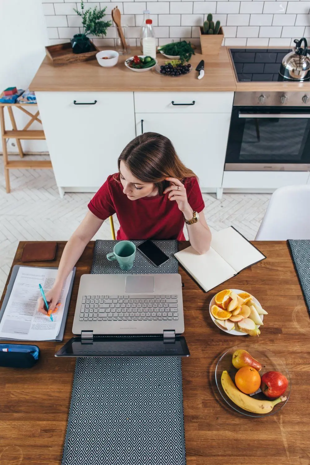 Arbeiten am Esstisch – so sieht für viele derzeit der Berufsalltag im Homeoffice aus. Die meisten Beschäftigten genießen aber die neuen Möglichkeiten.⇥