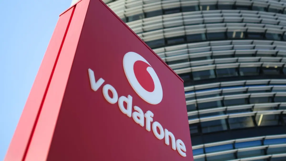 Seit gestern Abend (02.02.2022) vermelden Vodafone-Kunden in der Ulmer Oststadt Störungen bei Internet, TV und Telefon. Alle Infos hier.
ARCHIV - 09.05.2018, Nordrhein-Westfalen, Düsseldorf: Das Vodafone-Logo steht vor der Vodafone-Deutschland-Zentrale. (zu dpa «Vodafone: Datenvolumen im Hamburger Mobilfunk steigt um 15 Prozent») Foto: Federico Gambarini/dpa +++ dpa-Bildfunk +++