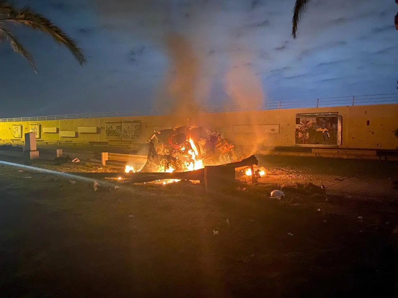 Die Überreste eines Fahrzeugs vor dem Flughafen von Bagdad.⇥