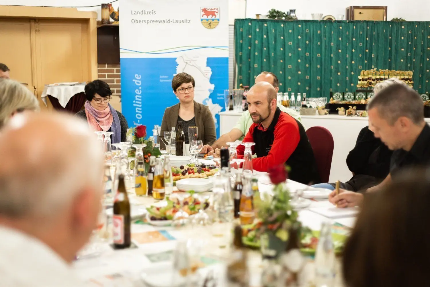 Erfahrungsbericht beim gemeinsamen Imbiss und an einem Tisch: Die Erzählsalons funktionieren so, dass ein Moderatorleitet den Erzählteil leitet. Wenn jemand erzählt, kommentieren die anderen nicht oder beurteilen das Gesagte. Danach ist Zeit für Nachfragen.