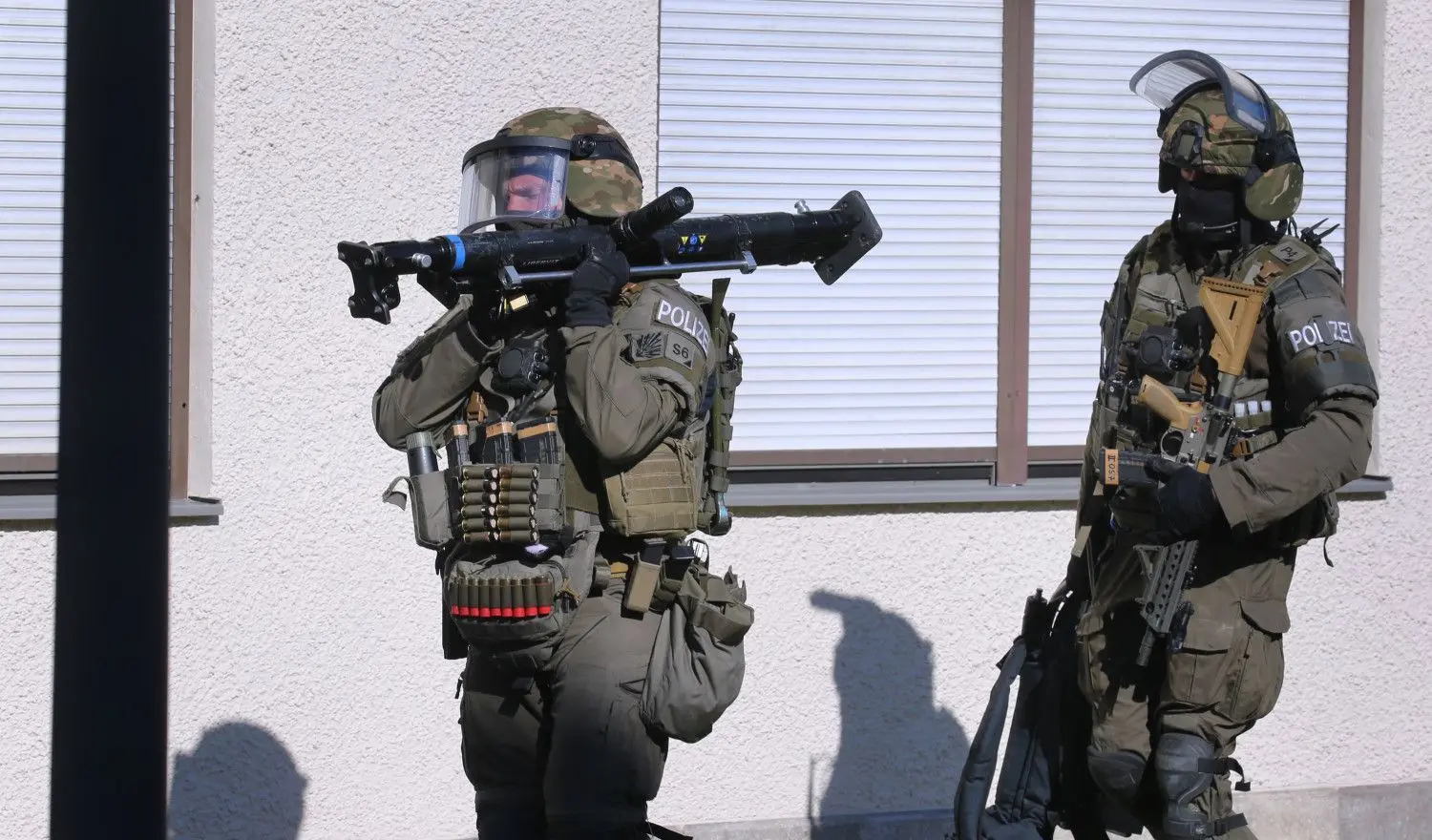 In Augsburg hat ein Mann am Dienstag im Uni-Viertel eine Person mit einer Machete angegriffen und verletzt, das SEK war im Einsatz.