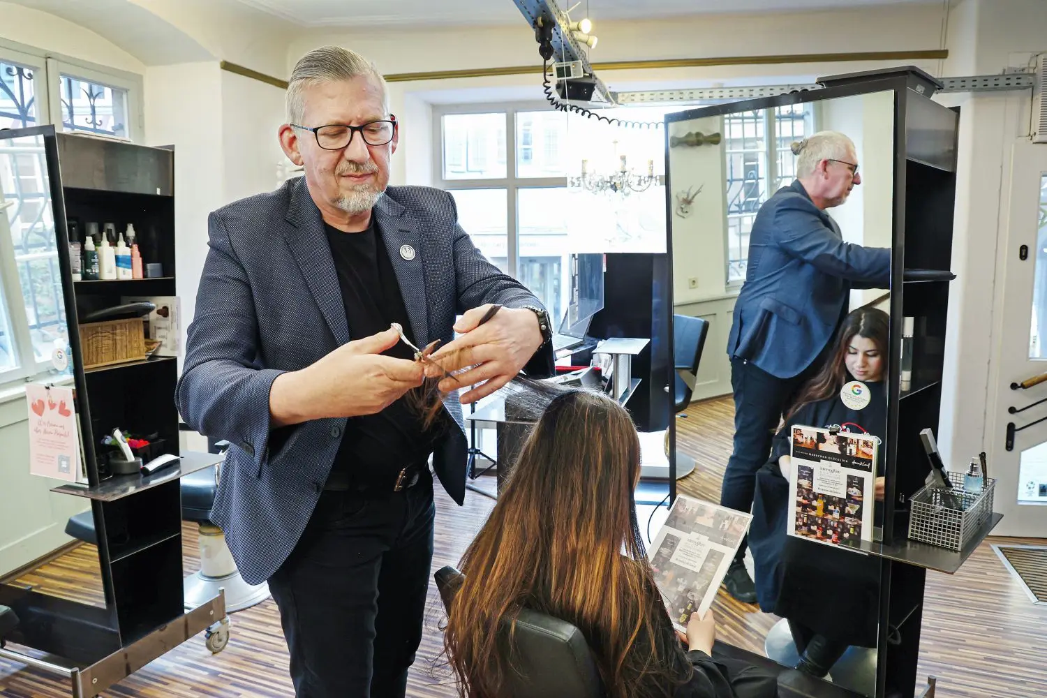 Friseur Jan Kyre bei der Arbeit im Haller Salon. Er bedient Frauen und Männer. Bärte schneidet er auf Wunsch auch.⇥